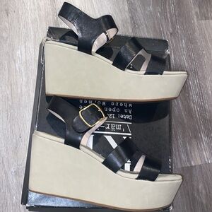 Woman’s MRKT. Black Leather Wedge Sandals Size US 10 M Preowned Shoes